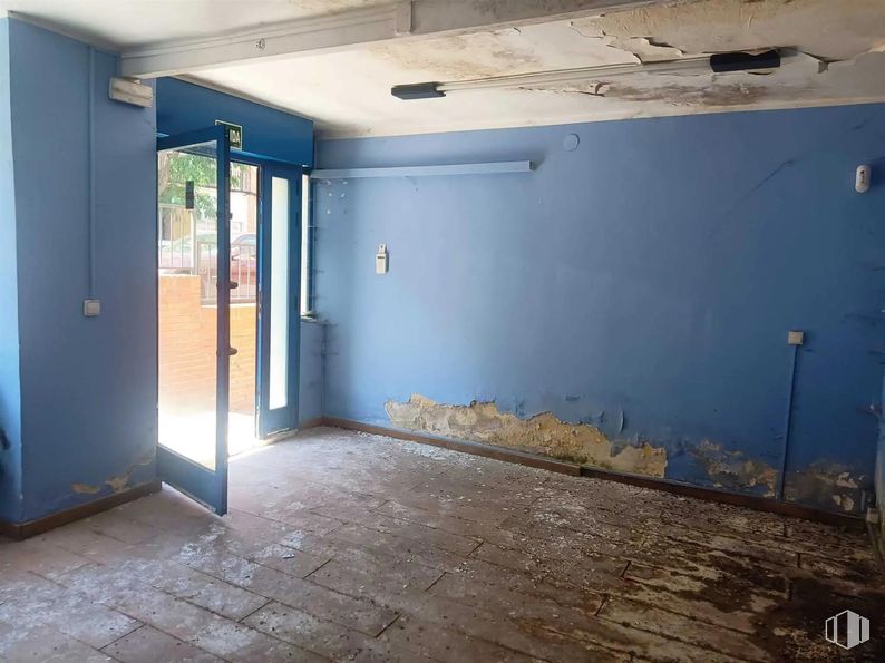 Retail for sale at Calle Guadalajara, 1, Alcorcón, Madrid, 28922 with door, wood, floor, flooring, wall, road surface, ceiling, gas, concrete and shade around