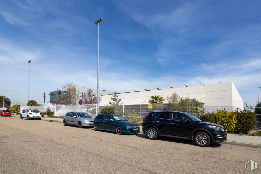 Nave en alquiler en Zona Coslada, Coslada, Madrid, 28820 con coche, rueda, neumático, nube, cielo, vehículo, luz de la calle, neumático de automoción, planta y iluminación del automóvil alrededor