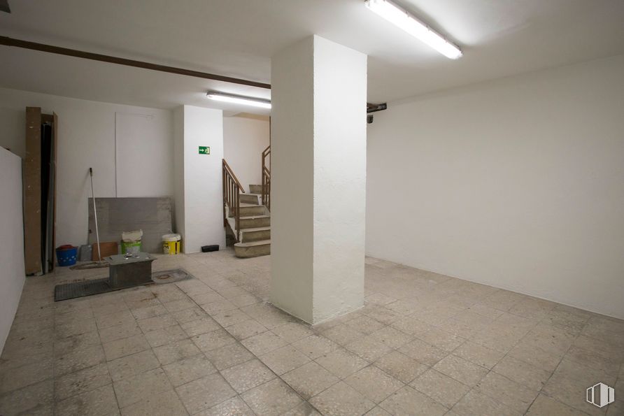 Local en alquiler y venta en Calle Embajadores, Arganzuela, Madrid, 28045 con alumbrado, silla, pavimentos, piso, madera, accesorio, pasillo, arte, suelos de baldosas y techo alrededor