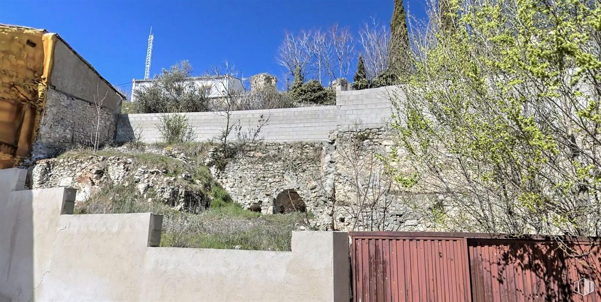 Suelo en venta en Calle San Pedro, Cogolludo, Guadalajara, 19230 con edificio, cielo, planta, árbol, madera, paisaje, tejado, fachada, hierba y familia de las gramíneas alrededor