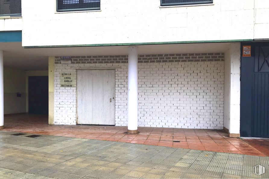 Retail for sale & for rent at Paseo Cementerio, 98, Talavera de la Reina, Toledo, 45600 with door, window, building, wood, fixture, brickwork, road surface, brick, asphalt and wall around