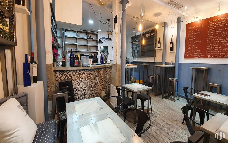 Retail for rent at Calle del Marqués de Cubas, 16, , Centro, Madrid, 28014 with pillow, packaged goods, table, furniture, property, picture frame, chair, interior design, wood and hardwood around