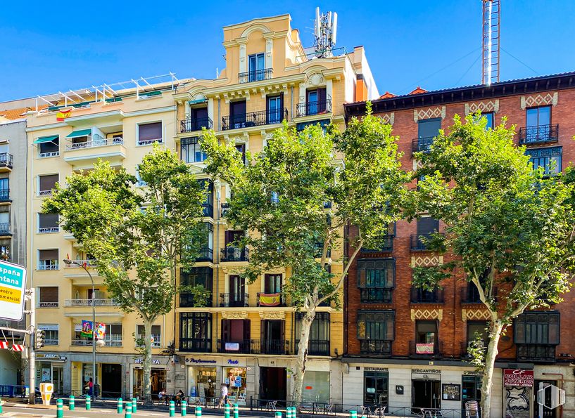 Retail for sale & for rent at Calle Alberto Aguilera, 48, Chamberí, Madrid, 28015 with sky, building, daytime, window, property, blue, urban design, tree, travel and condominium around