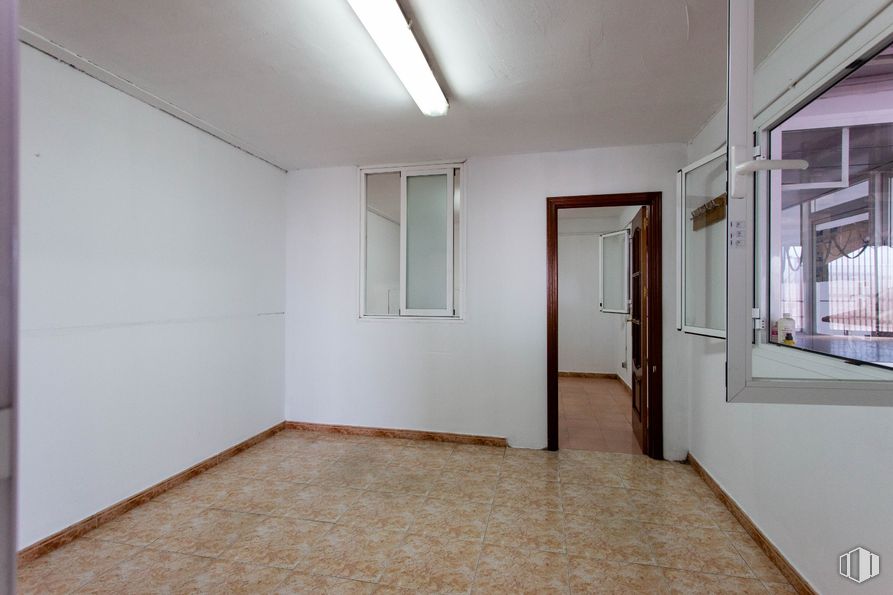 Nave en alquiler en Calle Puerto Piqueras, 19, Leganés, Madrid, 28914 con lámpara, alumbrado, puerta, ventana, accesorio, hall, madera, suelos, pared y suelo alrededor