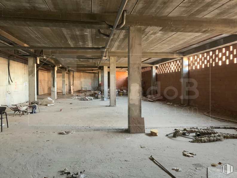 Retail for sale at Calle Ventanilla, 8, Colmenarejo, Madrid, 28270 with wood, floor, flooring, city, tints and shades, beam, composite material, ceiling, concrete and building material around