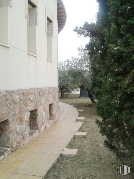 Local en venta en Calle de La Mancha, 2, Ontígola, Toledo, 45340 con edificio, planta, cielo, superficie de carretera, árbol, paisaje, suelo, laja, carretera y callejón alrededor