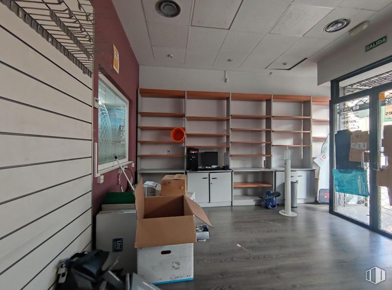 Retail for sale at Paseo Santo Tomás, Ávila, 05003 with shipping box, fixture, interior design, building, flooring, wood, floor, real estate, ceiling and door around