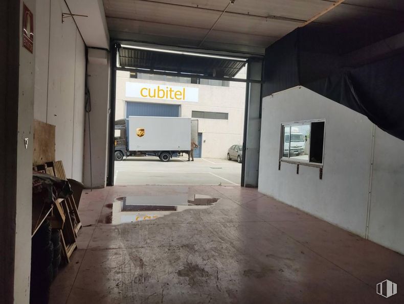 Industrial for sale & for rent at Calle Navas de Buitrago, Villaverde, Madrid, 28021 with truck, tire, wheel, property, fixture, floor, flooring, asphalt, ceiling and concrete around