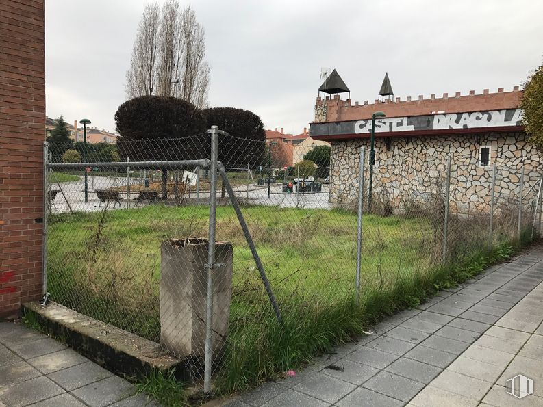 Suelo en venta en Calle Rosalía Castro, 3, San Fernando de Henares, Madrid, 28830 con edificio, planta, cielo, nube, propiedad, árbol, superficie de la carretera, valla, terreno y ladrillo alrededor