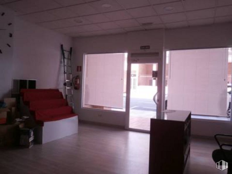 Local en venta en La Fuente, Fuenlabrada, Madrid, 28944 con mueble, accesorio, edificio, puerta, piso, suelo, madera, silla, propiedad material y pasillo alrededor