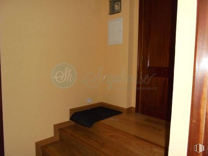 Office for rent at Paseo Conde de Sepúlveda, Segovia, 40006 with door, brown, wood, fixture, floor, flooring, wood stain, hardwood, building and varnish around