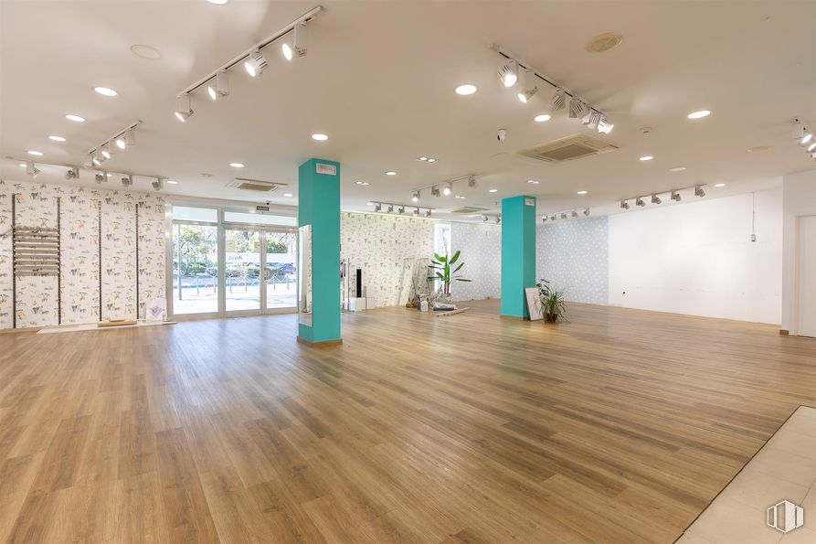 Retail for sale at Calle Méjico, Coslada, Madrid, 28820 with flooring, floor, interior design, wood flooring, ceiling, laminate flooring, hall, light fixture, hardwood and lobby around