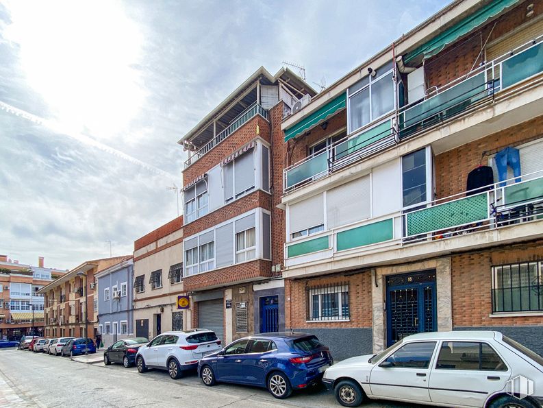 Local en alquiler y venta en Calle San Martín de la Vega, 18, Getafe, Madrid, 28901 con coche, ventana, edificio, rueda, neumático, luz de estacionamiento automotriz, vehículo terrestre, nube, cielo y vehículo alrededor