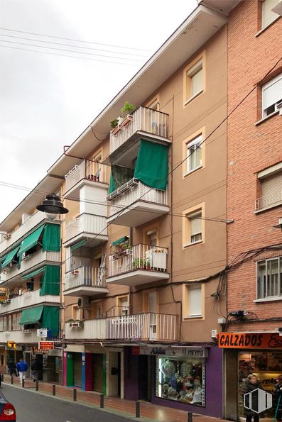 Local en venta en Calle Isabel Rosillo, 8, Alcobendas, Madrid, 28100 con persona, edificio, ventana, , , , , ,  y  alrededor