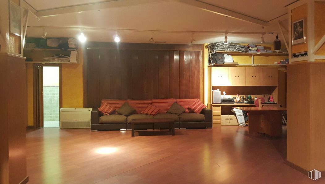 Retail for sale at Calle Guadalajara, 6, Móstoles, Madrid, 28938 with couch, furniture, building, wood, house, comfort, interior design, living room, flooring and floor around