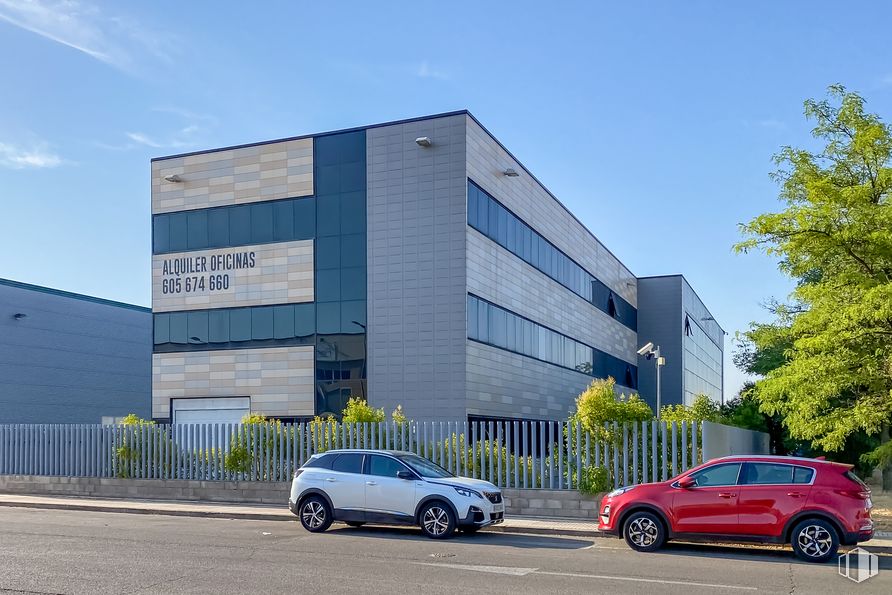 Oficina en alquiler en Centro Empresarial Augusta, Avenida Vía Láctea, 1, San Fernando de Henares, Madrid, 28830 con coche, edificio, neumático, rueda, luz de estacionamiento, vehículo terrestre, cielo, vehículo, propiedad y planta alrededor