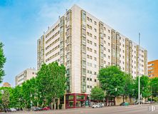 Retail for sale at Retiro - Estrella, Retiro, Madrid, 28009 with building, sky, property, daytime, window, green, tree, tower block, architecture and urban design around