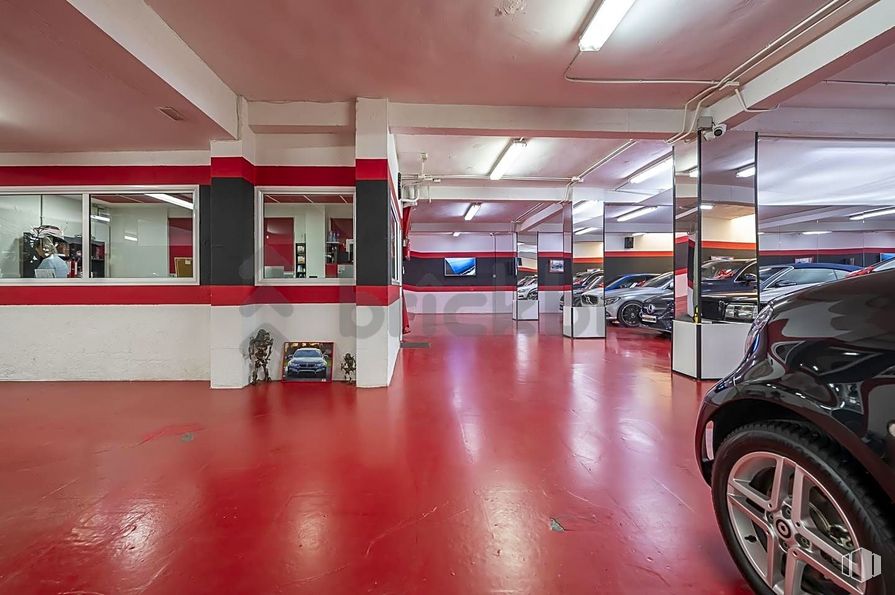 Retail for sale at Calle López Mezquía, 9, Carabanchel, Madrid, 28019 with tire, wheel, car, vehicle, automotive design, automotive tire, automotive lighting, building, motor vehicle and floor around