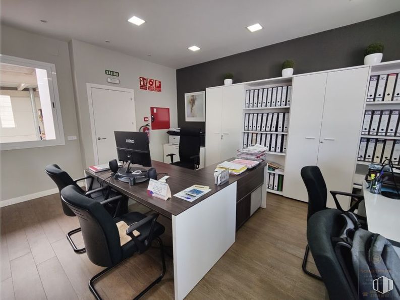 Nave en venta en Polígono Industrial Neinor, Leganés, Madrid, 28914 con silla, escritorio, mueble, mesa, propiedad, silla de oficina, edificio, escritorio del ordenador, interiorismo y suelo alrededor