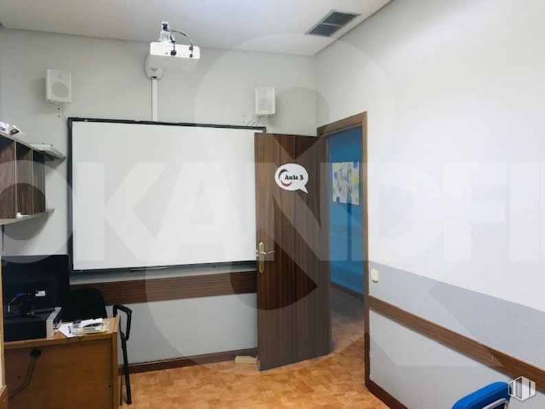 Office for rent at Ronda Buenavista, Toledo, 45005 with lighting, wardrobe, building, wood, flooring, house, automotive exterior, hall, hardwood and ceiling around