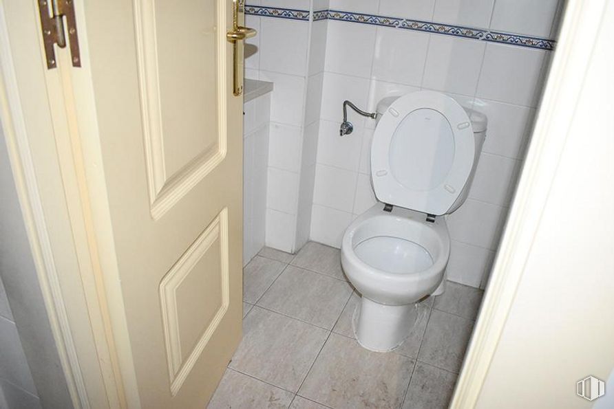 Retail for sale & for rent at Calle Burgohondo, Ávila, 05002 with toilet, door, property, bathroom, toilet seat, purple, plumbing fixture, fixture, floor and material property around