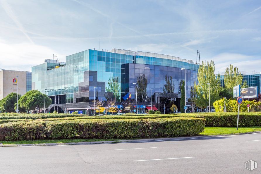 Oficina en alquiler en Avenida Partenón, Barajas, Madrid, 28042 con edificio, nube, planta, cielo, árbol, diseño urbano, casa, edificio comercial, fachada y sobresaliente alrededor