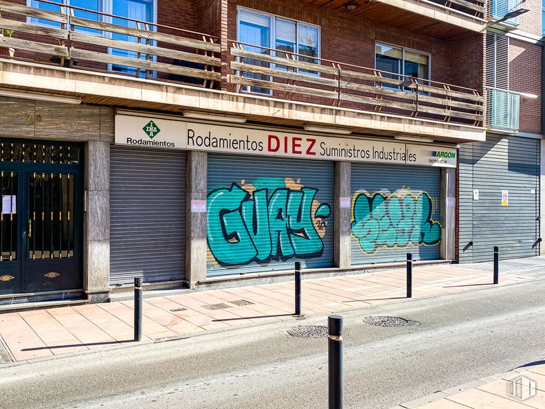 Retail for sale & for rent at Calle Ingeniero Mariño, 28, Guadalajara, 19001 with door, building, window, paint, font, art, real estate, facade, city and tints and shades around