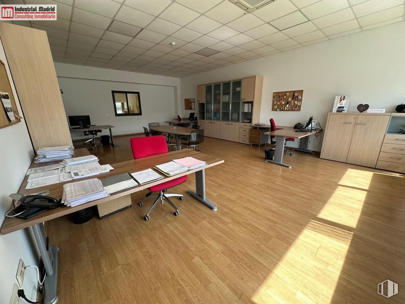 Nave en venta en Polígono Industrial Mejorada del Campo Norte, Mejorada del Campo, Madrid, 28840 con ebanistería, escritorio, mesa, mueble, madera, interiorismo, silla de oficina, suelos, suelo y edificio alrededor