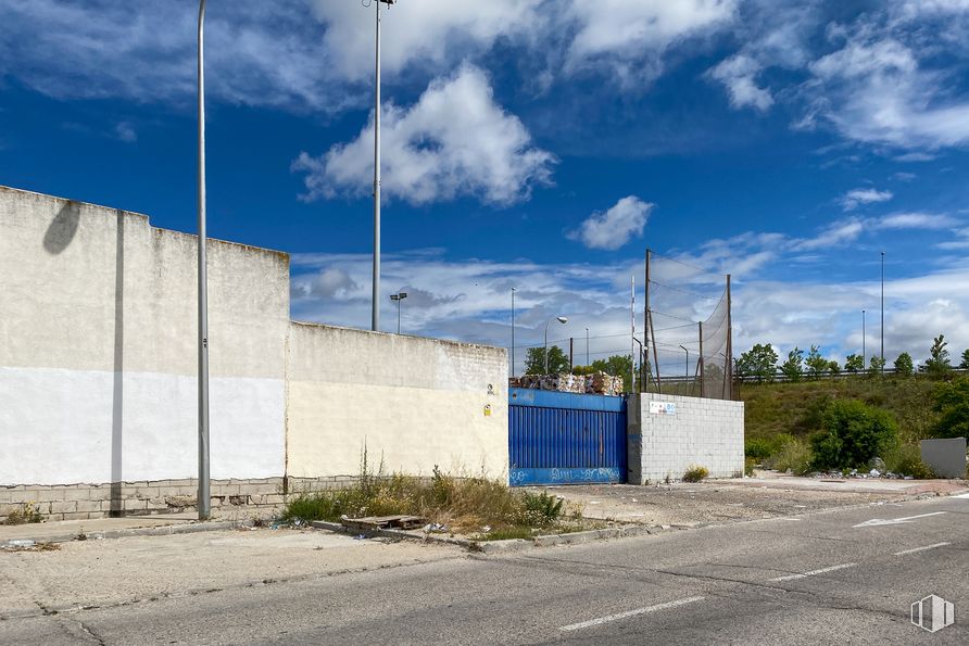 Nave en venta en Carretera Vicálvaro a Coslada, Vicálvaro, Madrid, 28002 con edificio, nube, cielo, planta, superficie de carretera, asfalto, luz de la calle, lote de tierra, árbol y línea alrededor