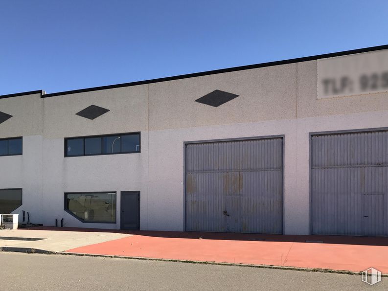 Industrial for sale at Terreno Sector 4, 78, Barcience, Toledo, 45525 with window, building, door, sky, fixture, asphalt, rectangle, material property, composite material and shade around