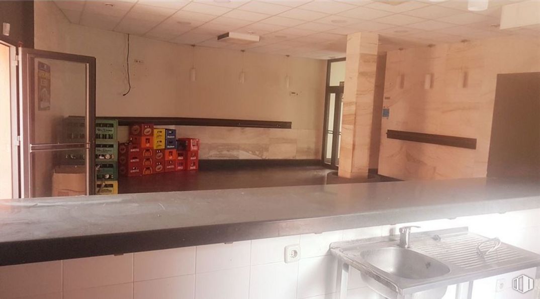 Retail for sale at Avenida Constitución, Robledo de Chavela, Madrid, 28294 with sink, countertop, kitchen sink, property, tap, plumbing fixture, building, cabinetry, wood and flooring around