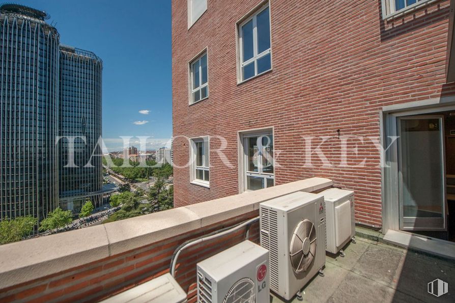 Oficina en venta en Paseo Castellana, Chamartín, Madrid, 28046 con ventana, edificio, durante el día, cielo, planta, ladrillo, puerta, albañilería, barrio y diseño urbano alrededor