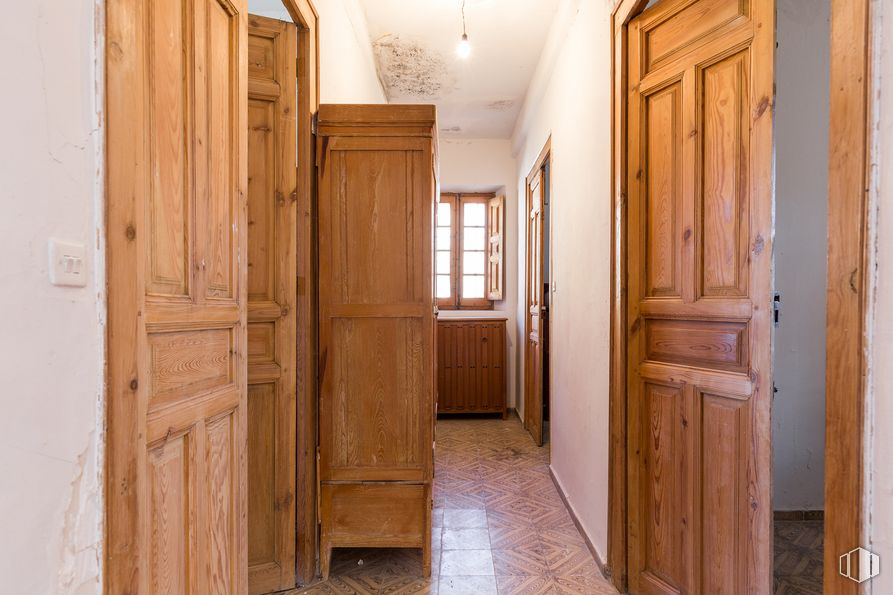 Land for sale at Colmenar del Arroyo, Colmenar del Arroyo, Madrid, 28213 with cabinetry, fixture, building, door, wood, dead bolt, handle, flooring, wood stain and floor around