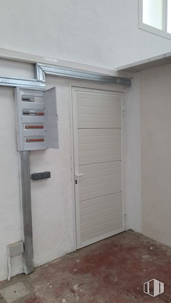 Industrial for sale at Calle Cedro, Arganda del Rey, Madrid, 28500 with door, window, garage door, home door, garage, building material, gate and household hardware around