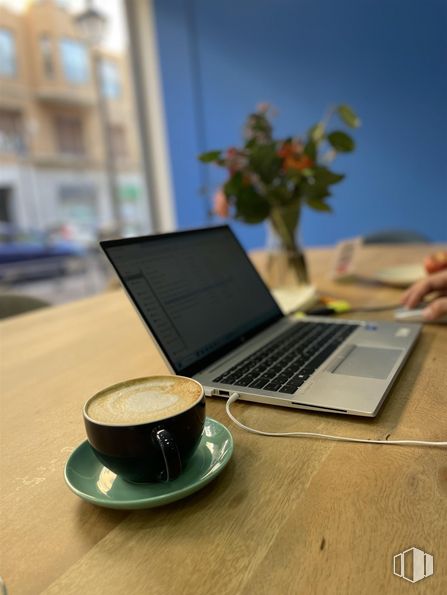 Oficina en alquiler en Calle Fernández de los Ríos, 3, Chamberí, Madrid, 28015 con taza de café, platillo, mesa, ordenador portatil, teclado del ordenador, jarrón, planta de interior, ordenador, vajilla y ordenador personal alrededor