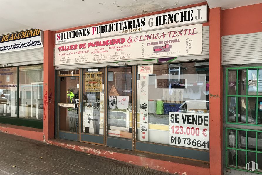 Retail for sale & for rent at Calle General Moscardó Guzmán, 57, Guadalajara, 19004 with fixture, door, retail, facade, gas, building, advertising, signage, font and machine around