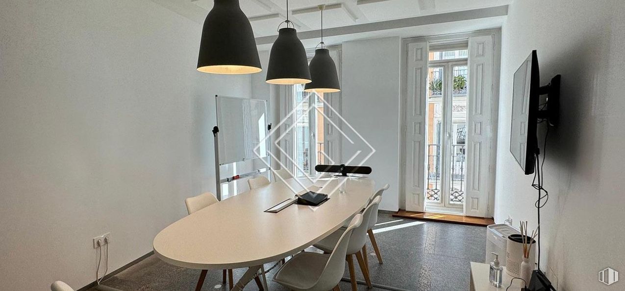 Office for sale & for rent at Zona Cortes, Centro, Madrid, 28014 with light fixture, lighting, chair, kitchen & dining room table, door, table, furniture, interior design, flooring and floor around