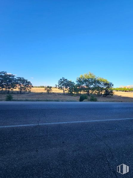 Suelo en venta en Avenida Siglo XXI, Azuqueca de Henares, Guadalajara, 19200 con cielo, nube, planta, superficie de la carretera, asfalto, paisaje natural, árbol, alquitrán, horizonte y relieve montañoso alrededor