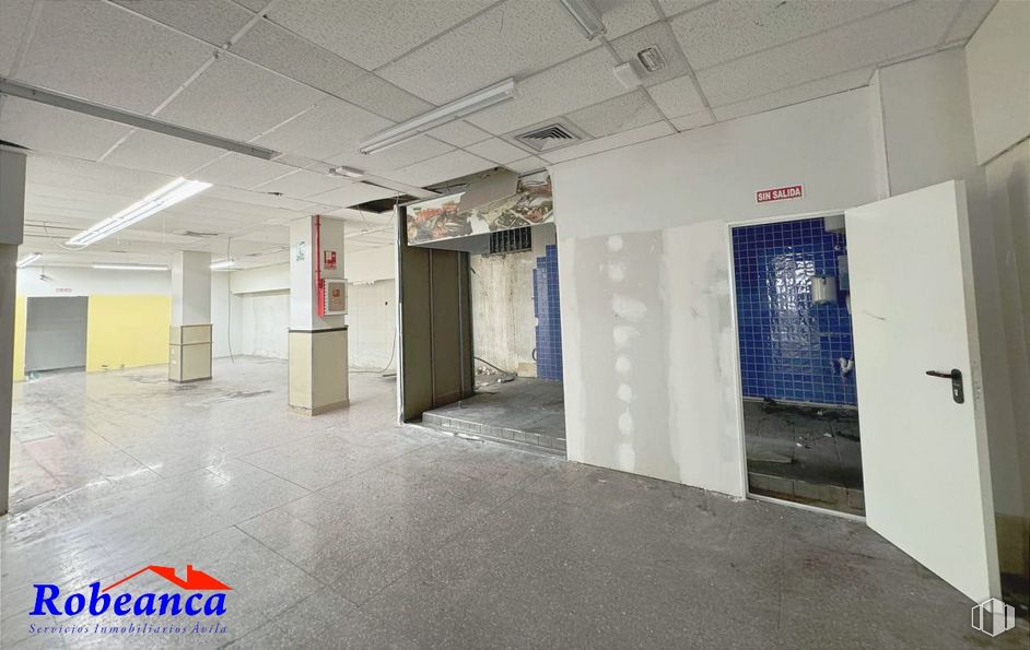 Retail for rent at Zona paseo San Roque, Ávila, 05001 with building, interior design, flooring, floor, fixture, hall, ceiling, gas, space and glass around