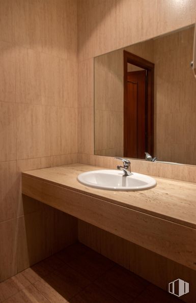 Local en venta en Avenida Machupichu, Hortaleza, Madrid, 28043 con fregadero, marrón, grifo, accesorios de fontanería, lavabo, propiedad, madera, cuarto de baño, fluido y arquitectura alrededor