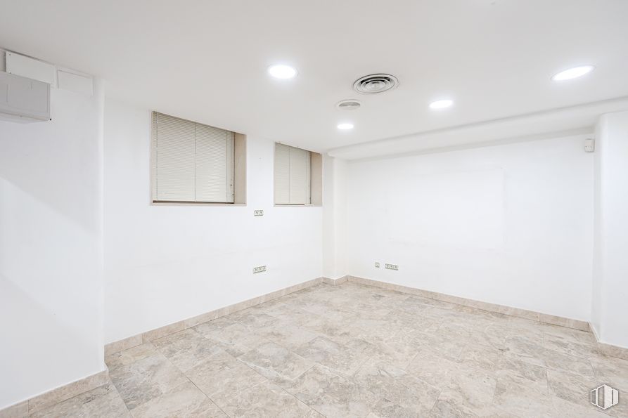 Local en venta en Ronda de Segovia, Arganzuela, Madrid, 28005 con lámpara, persiana de la ventana, ventana, edificio, madera, accesorio, interiorismo, arquitectura, suelos y beige alrededor