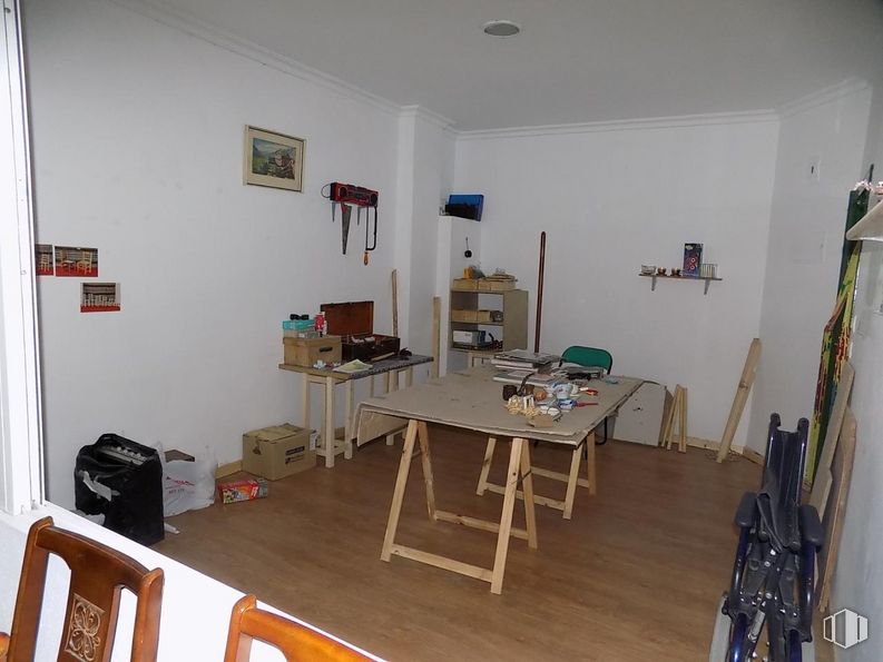 Retail for sale & for rent at Zona Avenida Reyes Católicos, Cuenca, 16003 with table, luggage & bags, furniture, property, wood, interior design, wall, floor, flooring and paint around