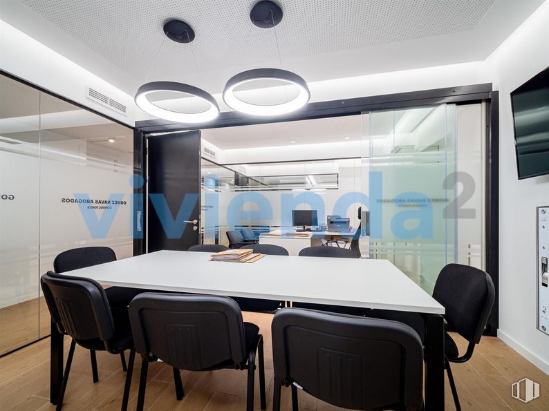 Oficina en venta en Plaza José Moreno Villa, Moncloa - Aravaca, Madrid, 28008 con silla, mesa, lámpara, escritorio, mueble, edificio, diseño automovilístico, suelos, suelo y mantel alrededor