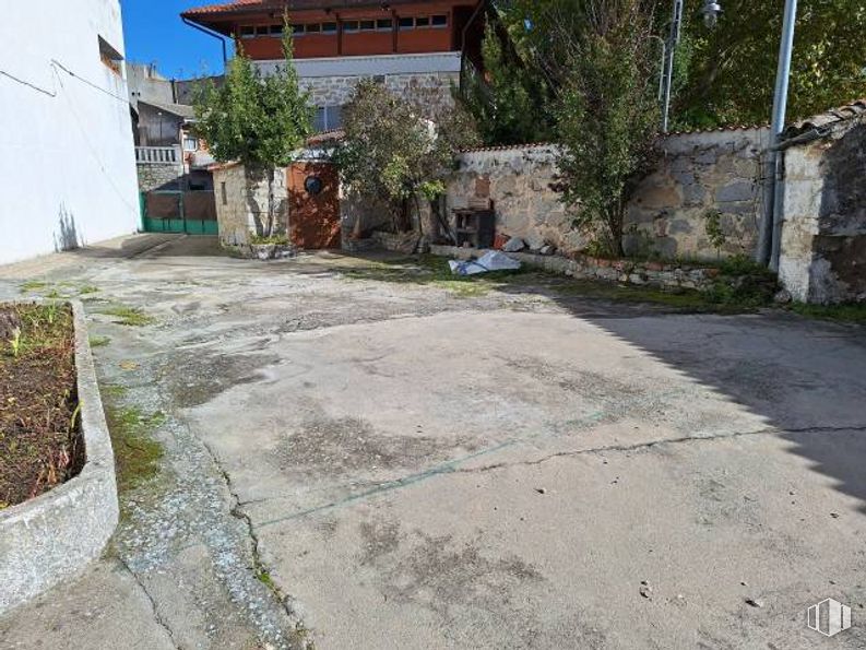 Suelo en venta en Calle Rondón, Moralzarzal, Madrid, 28411 con casa, planta, árbol, superficie de la carretera, asfalto, edificio, alquitrán, ciudad, material compuesto y cubierta vegetal alrededor