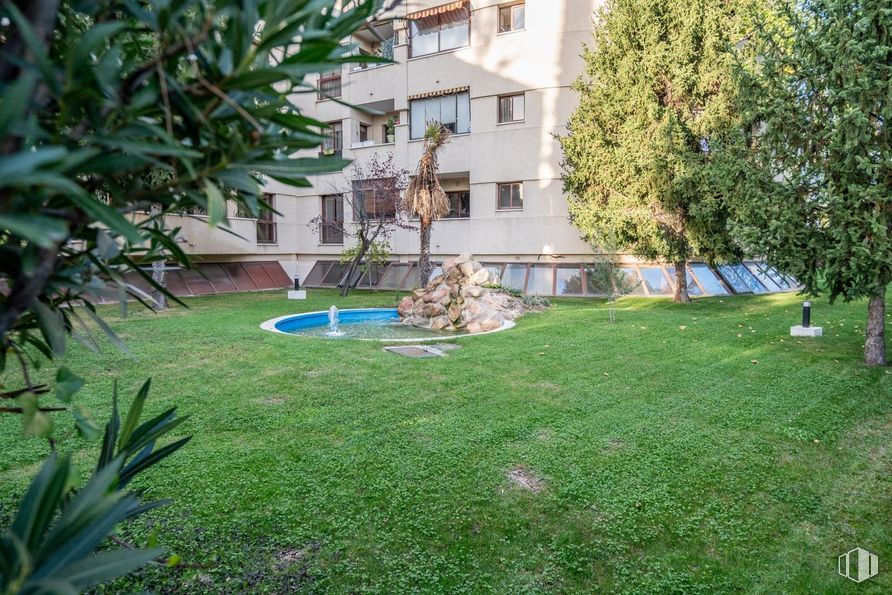 Oficina en venta en Zona Auditorio, Las Rozas de Madrid, Madrid, 28230 con zona residencial, apartamento, arquitectura, condominio, césped, asentamiento humano, jardín, patio, propiedad y paisajismo alrededor