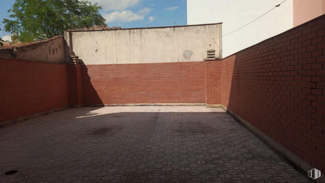 Oficina en venta en Travesía Madrid, Alcobendas, Madrid, 28100 con cielo, superficie de la carretera, nube, asfalto, albañilería, ladrillo, árbol, madera, material compuesto y suelo alrededor