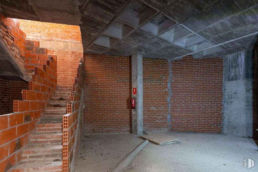 Retail for sale at Centro urbano, Venturada, Madrid, 28729 with door, brickwork, brick, wood, building material, building, house, composite material, gas and concrete around