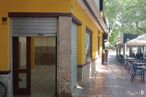 Retail for sale at Zona El Val, Alcalá de Henares, Madrid, 28806 with bicycle, tire, chair, wheel, bicycle wheel, building, window, wood, tree and road surface around