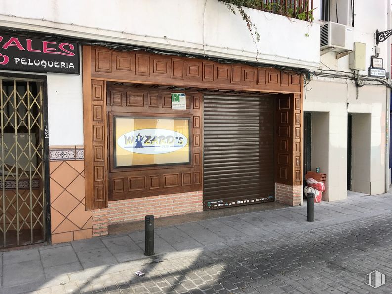 Local en alquiler y venta en Calle Olivo, Moncloa - Aravaca, Madrid, 28023 con persiana de la ventana, marco, ladrillo, albañilería, pared, madera, fachada, ciudad, superficie de la carretera y ventana alrededor