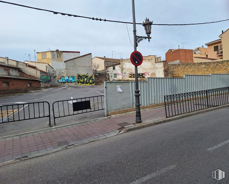 Suelo en venta en Avenida España, 21 - 25, El Molar, Madrid, 28710 con cielo, edificio, luz de la calle, superficie de la carretera, asfalto, electricidad, ventana, semáforo, línea eléctrica aérea y casa alrededor